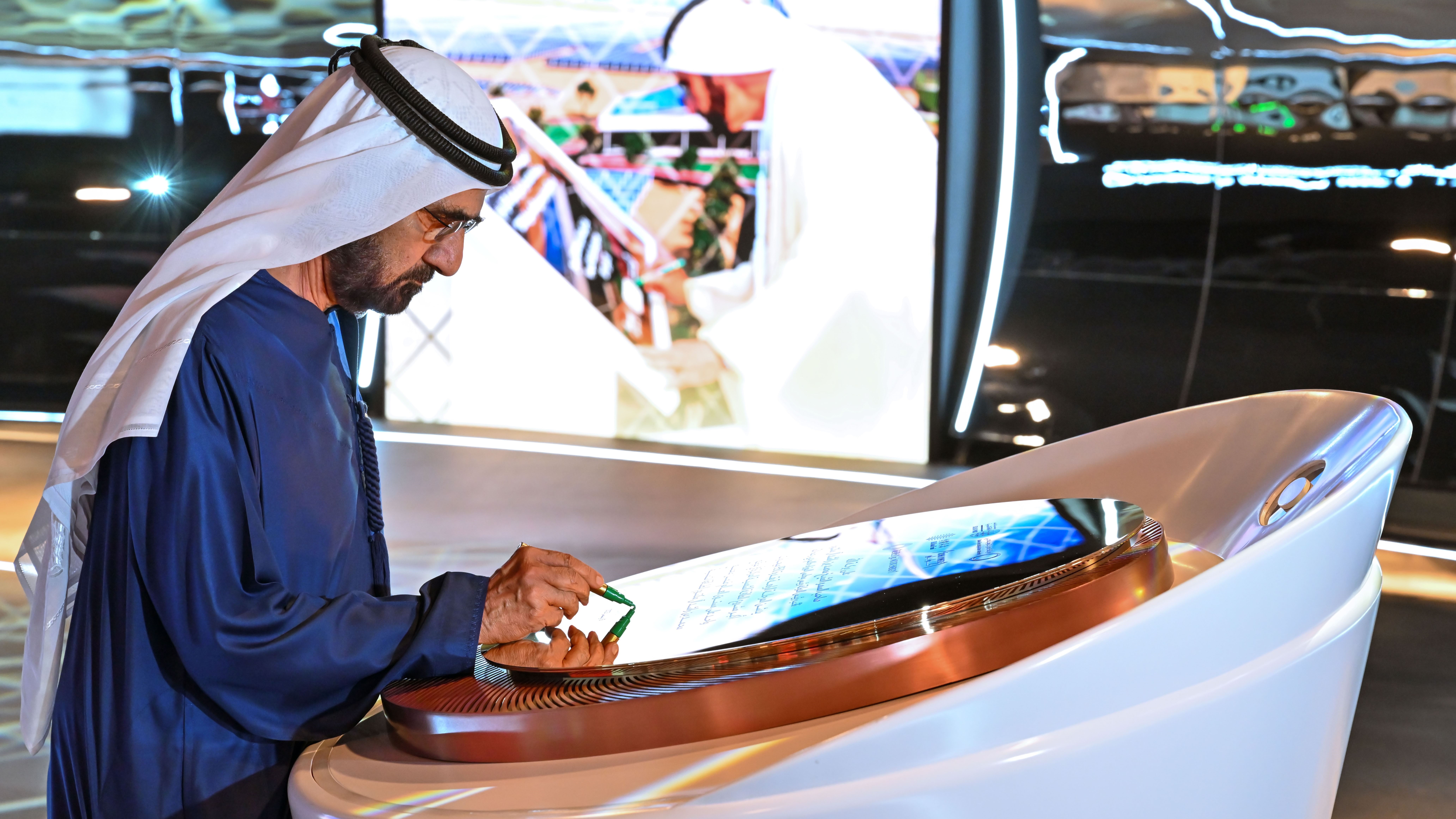 الشيخ محمد بن راشد مدشّنًا مشروع لطاقة الشمسية المركزة في دبي