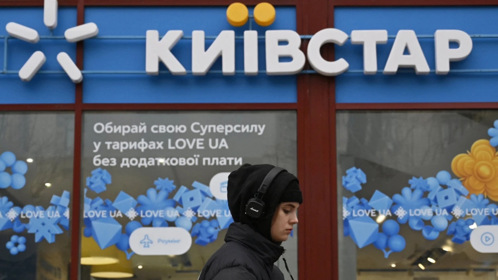 امرأة تمشي بجوار متجر Kyivstar في كييف، أوكرانيا، في 12 ديسمبر 2023
