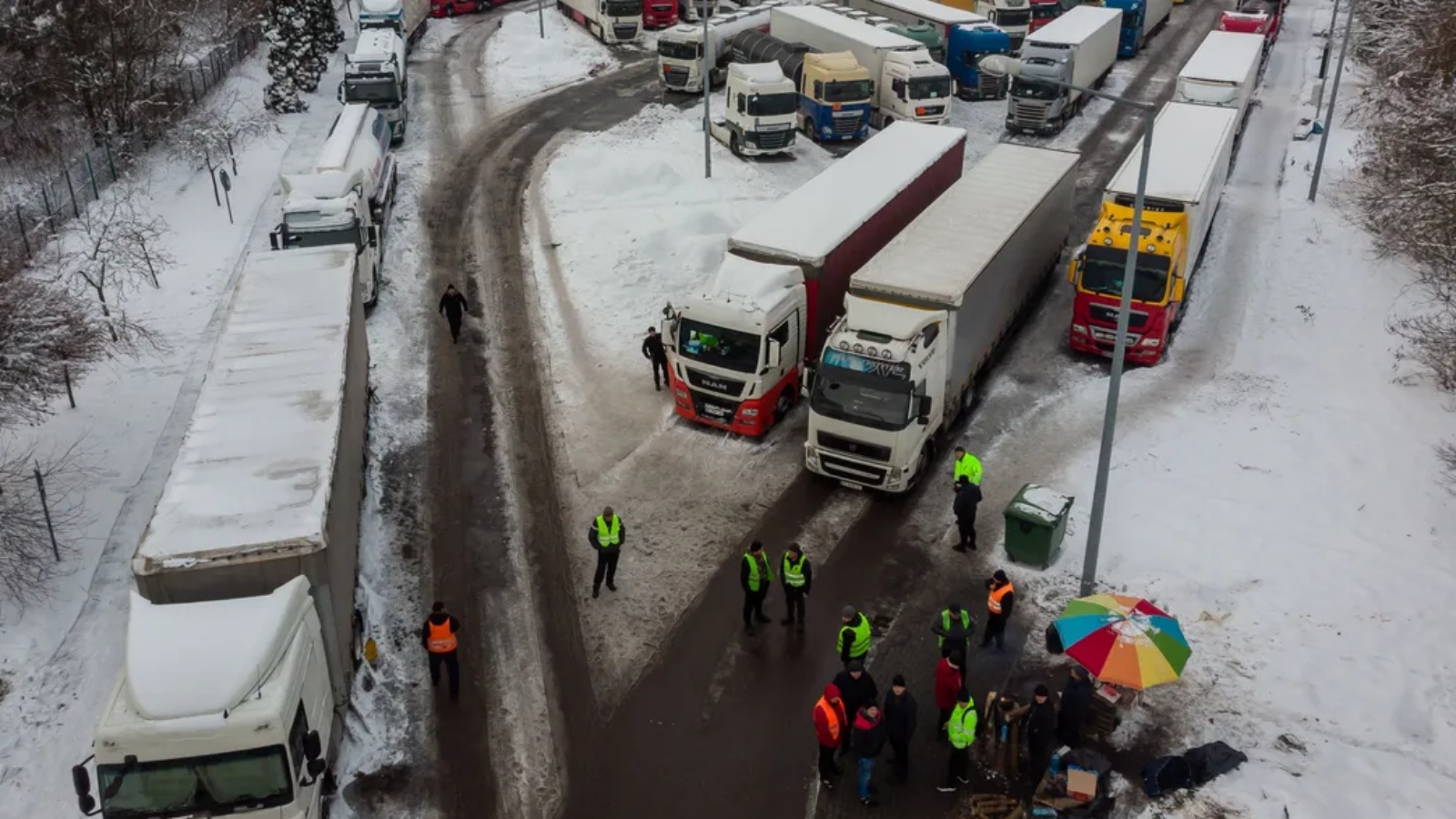 شاحنات أوكرانية تصطف على حدود بولندا