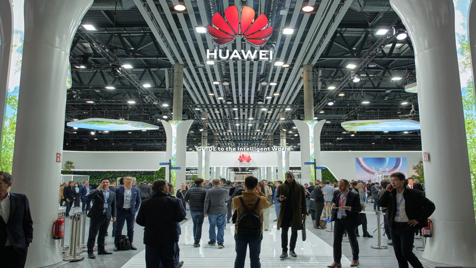 صورة التُقِطَت في 27 فبراير(شباط) 2023 في جناح شركة Huawei في المؤتمر العالمي للجوال 2023 (MWC)