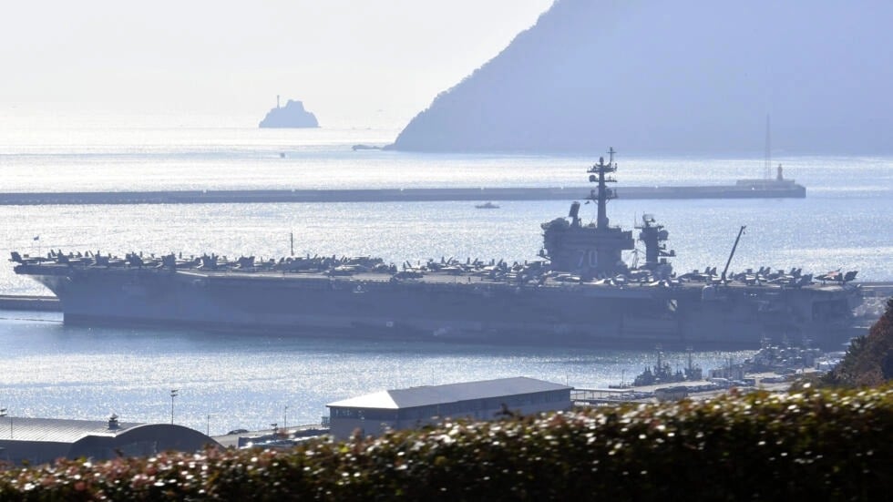حاملة الطائرات الأميركية يو إس إس كارل فينسون خلال توقفها في قاعدة بحرية كورية جنوبية في بوسان، في 22 تشرين الثاني/نوفمبر 2023