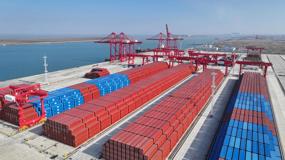 صورة التقطت بتاريخ 1 كانون الثاني/يناير 2024 لحاويات مخصصة للشحن في ميناء في نانتونغ في شرق الصين