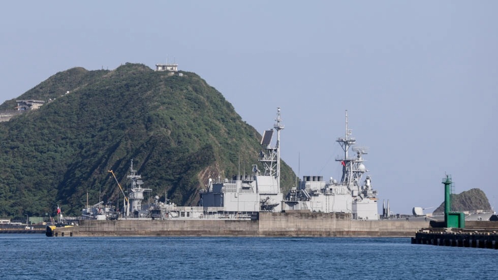 صورة ملتقطة في 28 تشرين الثاني/نوفمبر 2023 تُظهر سفناً عسكرية راسية في ميناء سواو العسكري في مقاطعة ييلان في تايوان