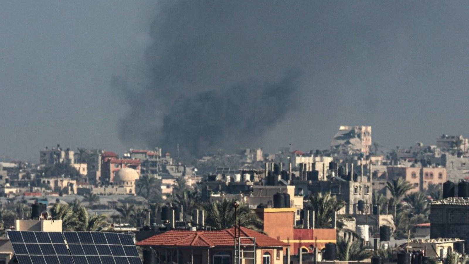 دخان يتصاعد فوق مدينة رفح في جنوب قطاع غزة خلال قصف إسرائيلي 12 كانون الثاني (يناير) 2024