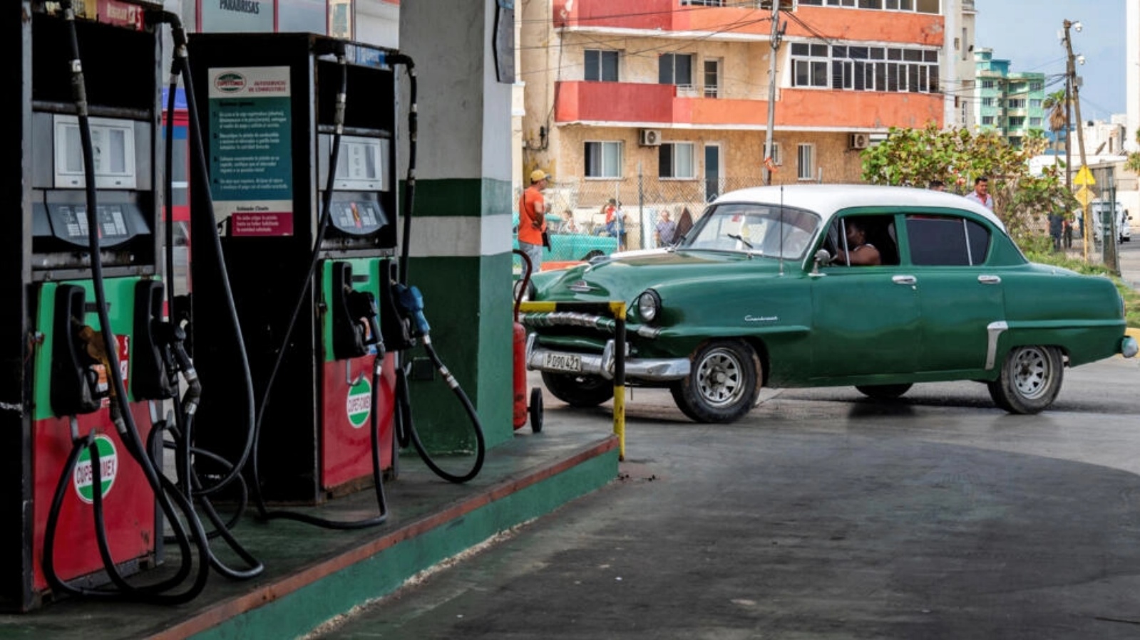 سائق عند محطة بنزين في هافانا بتاريخ 9 يناير 2024 