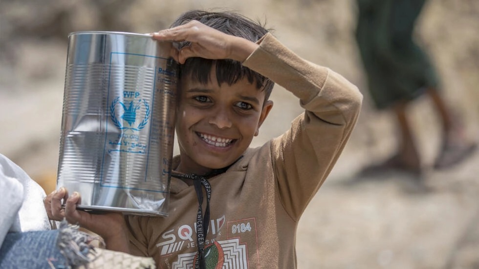 نازحون يمنيون يتلقون مساعدات من برنامج الأغذية العالمي في مدينة تعز في جنوب غرب اليمن في 11 أيلول/سبتمبر 2023