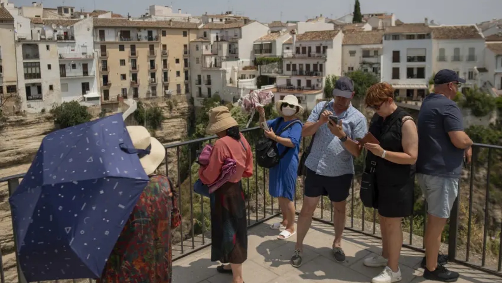 عدد السياح الدوليين في إسبانيا عام 2023 تجاوز بنسبة 19 بالمئة عددهم المسجل في عام 2022
