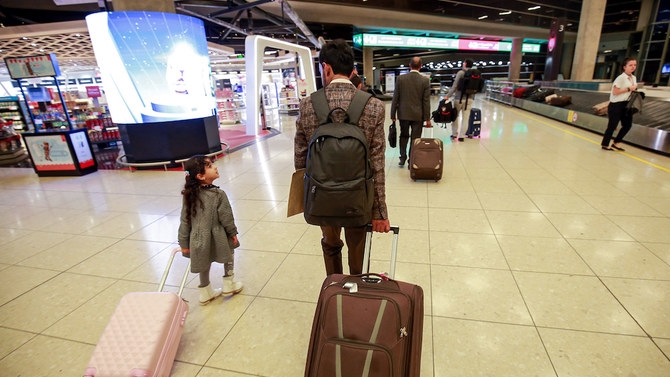 مسافران عبر مطار الملكة علياء الدولي في عمان
