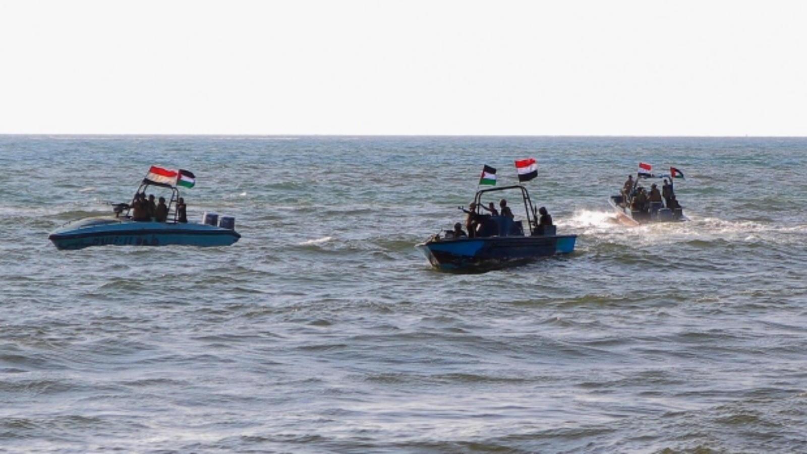 عناصر من خفر السواحل اليمني التابع لجماعة الحوثي خلال دورية في البحر الأحمر، 4 كانون الثاني (يناير) 2024