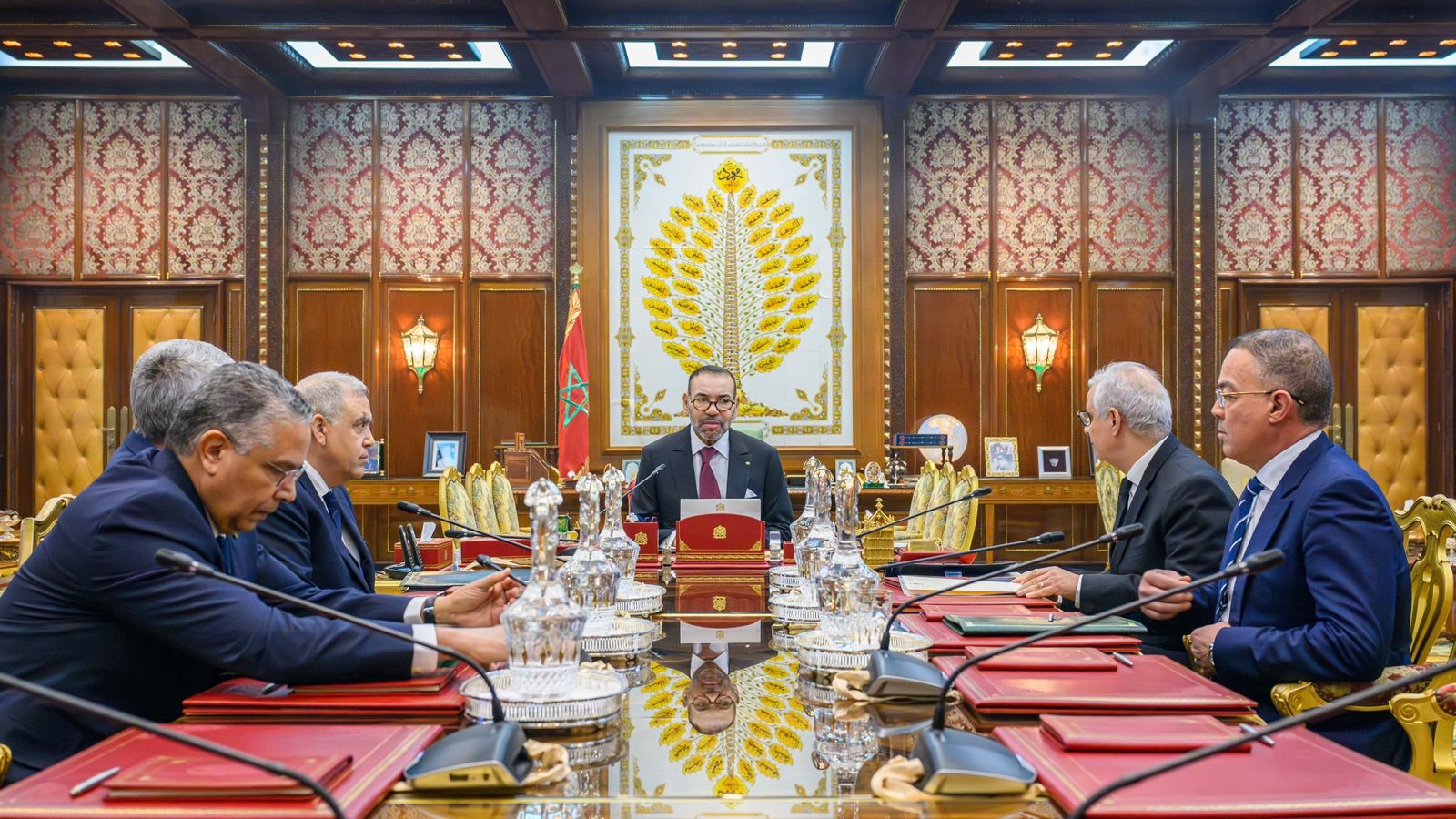 الملك محمد السادس لدى ترؤسه جلسة عمل في القصر الملكي بالرباط خصصت لأزمة الماء