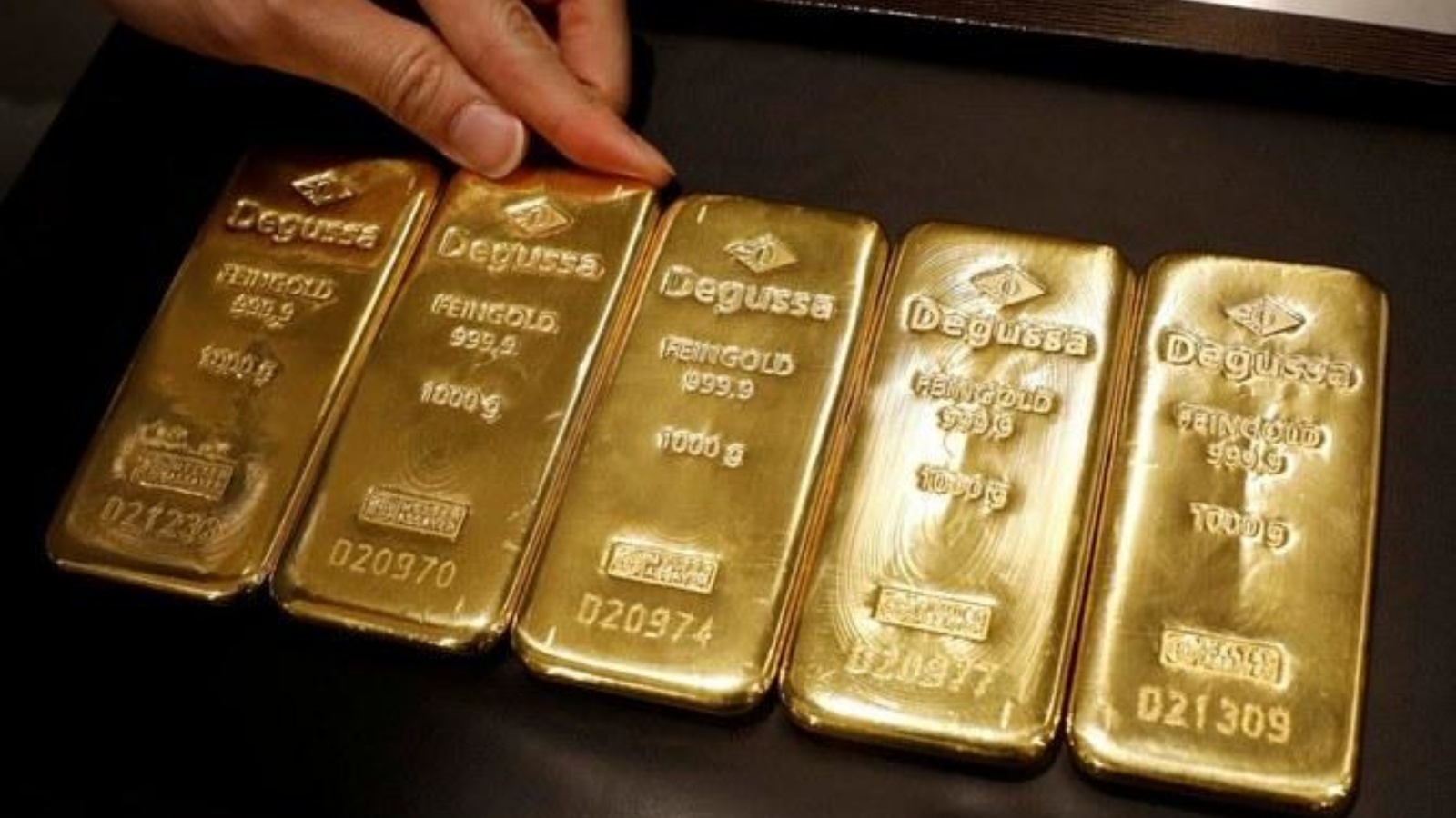 أسعار الذهب تنخفض في المعاملات الفورية