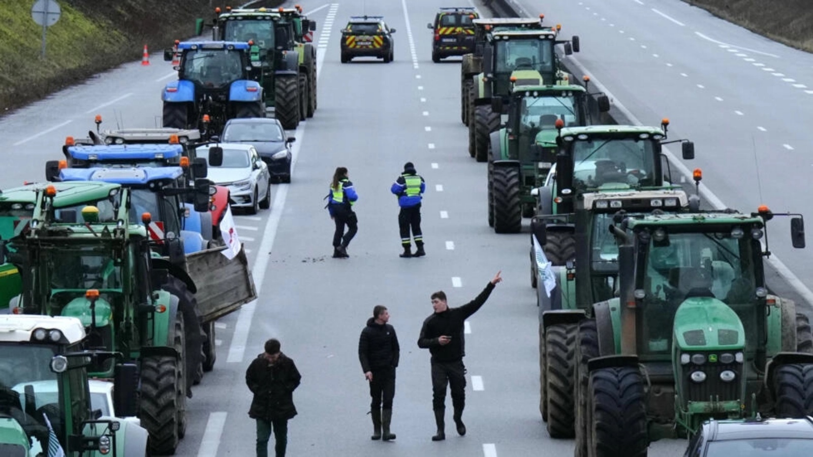 مزارعون فرنسيون يغلق بجرارات الطريق السريع ايه 16 في امبلانفيل شمال باريس في 26 كانون الثاني (يناير) 2023 