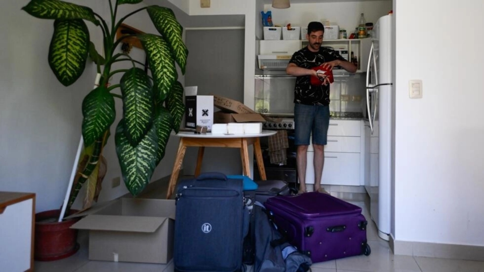 الشاب الأرجنتيني توماس سيسليان (28 عامًا) يوضّب أغراضه استعدادًا لترك شقته المستأجرة في بوينوس آيرس بسبب أزمة في قطاع العقارات، في الثامن من كانون الثاني (يناير) 2024 