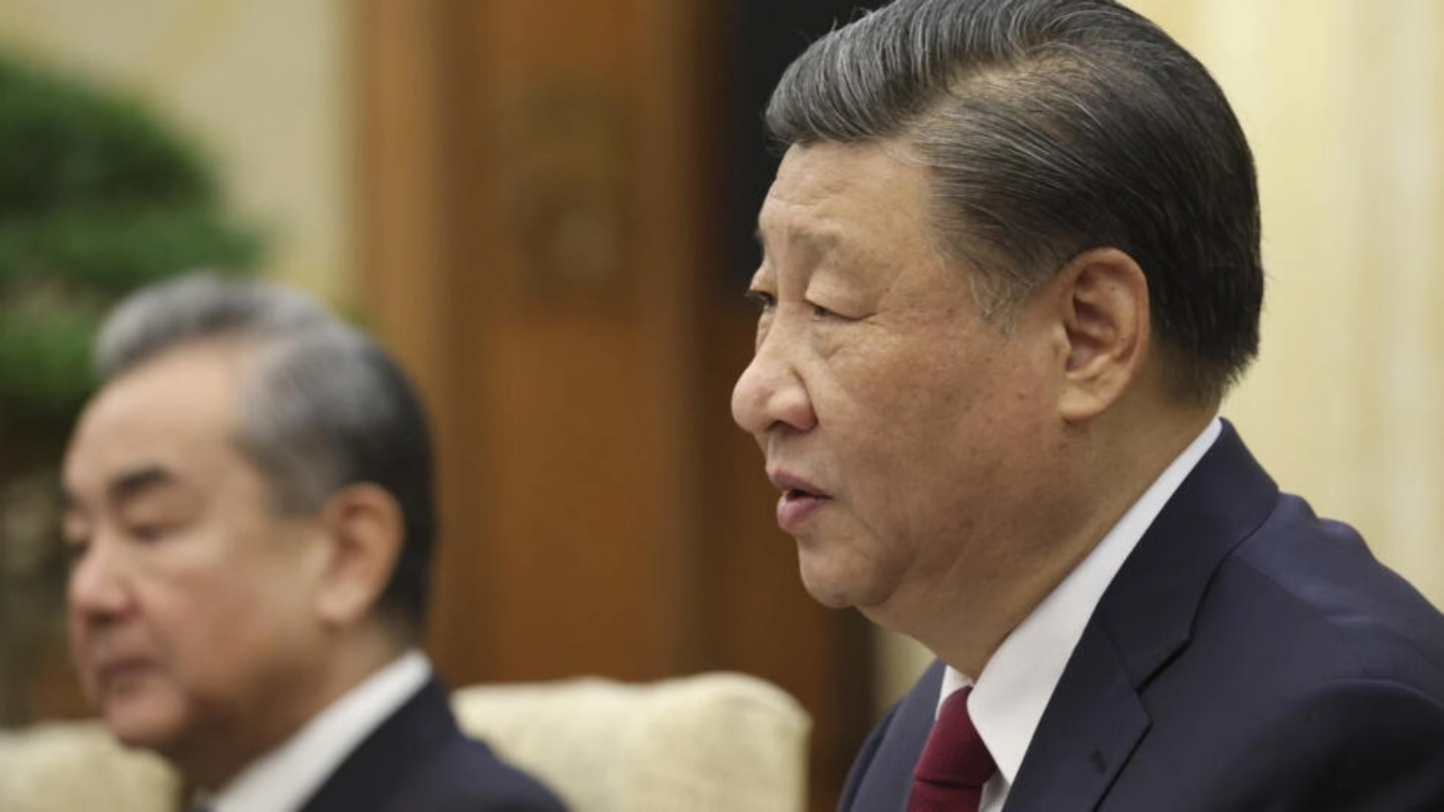 صورة نشرها المكتب الإعلامي للمجلس الأوروبي في 7 كانون الأول (ديسمبر) 2023 تظهر الرئيس الصيني شي جينبينغ (يمين) وإلى جانبه وزير خارجيته وانغ يي في القمة الصينية الأوروبية في بكين 