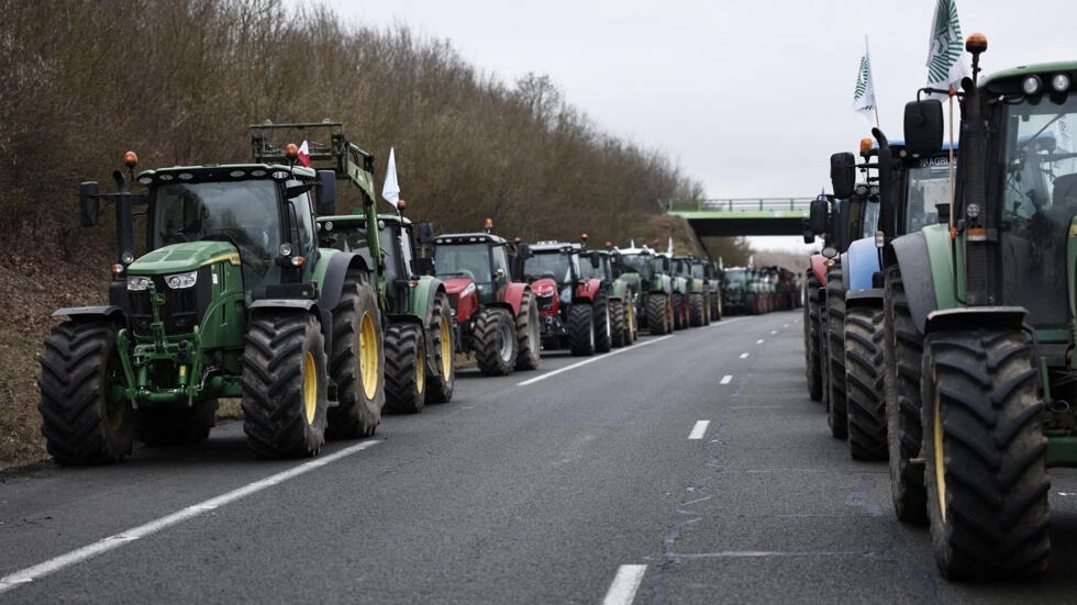 مزارعون فرنسيون يغلقون الطريق السريعة A6 الواصلة بين باريس وليون بالقرب من مدينة بوفييه. 30 يناير/كانون الثاني 2024