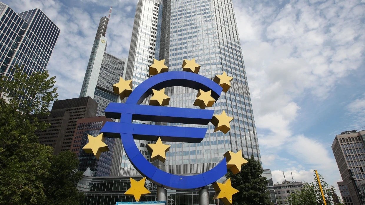 علامة اليورو في فرانكفورت