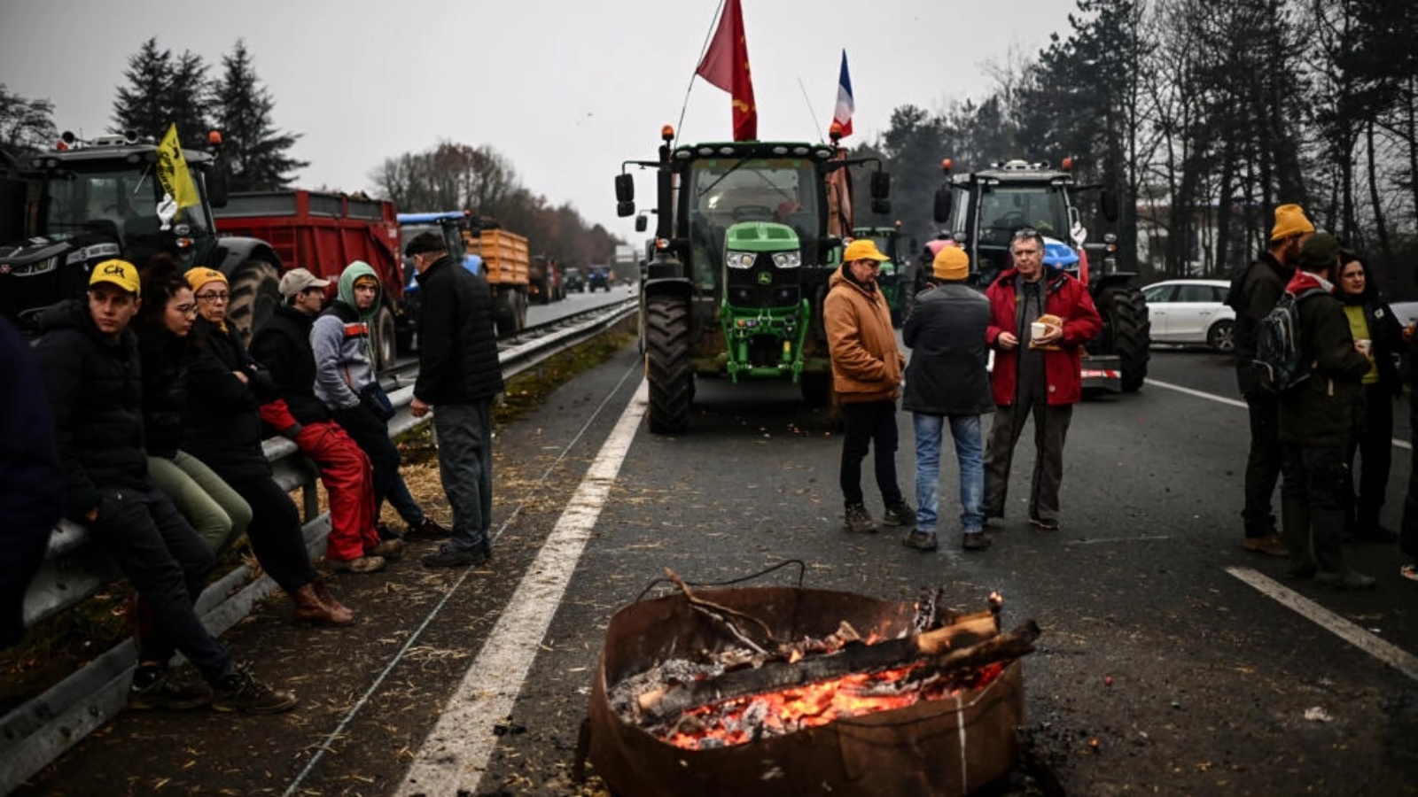 صورة مؤرخة في 26 كانون الثاني (يناير) 2024 لمزارعين فرنسيين خلال احتجاجهم على طريق سريع في منطقة باريس 