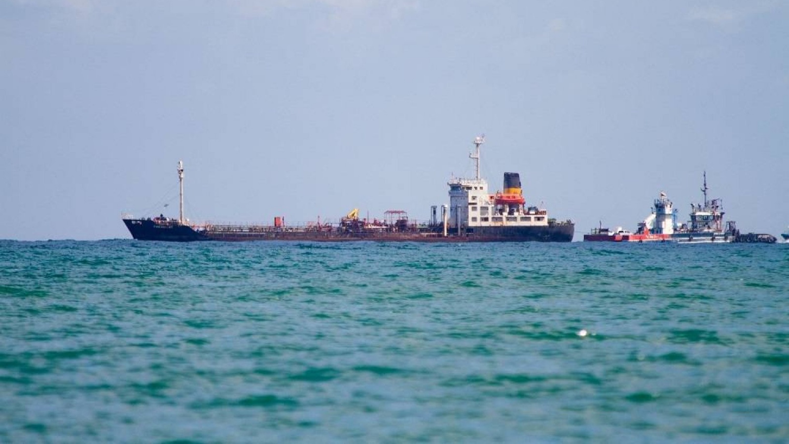 زوارق القطر تقوم بتعبئة ناقلة النفط الخام الرئيسة، الراسية في خليج بامباتار قبل عامين في جزيرة مارجريتا، ولاية نويفا إسبارتا، فنزويلا في 19 كانون الثاني (يناير) 2024