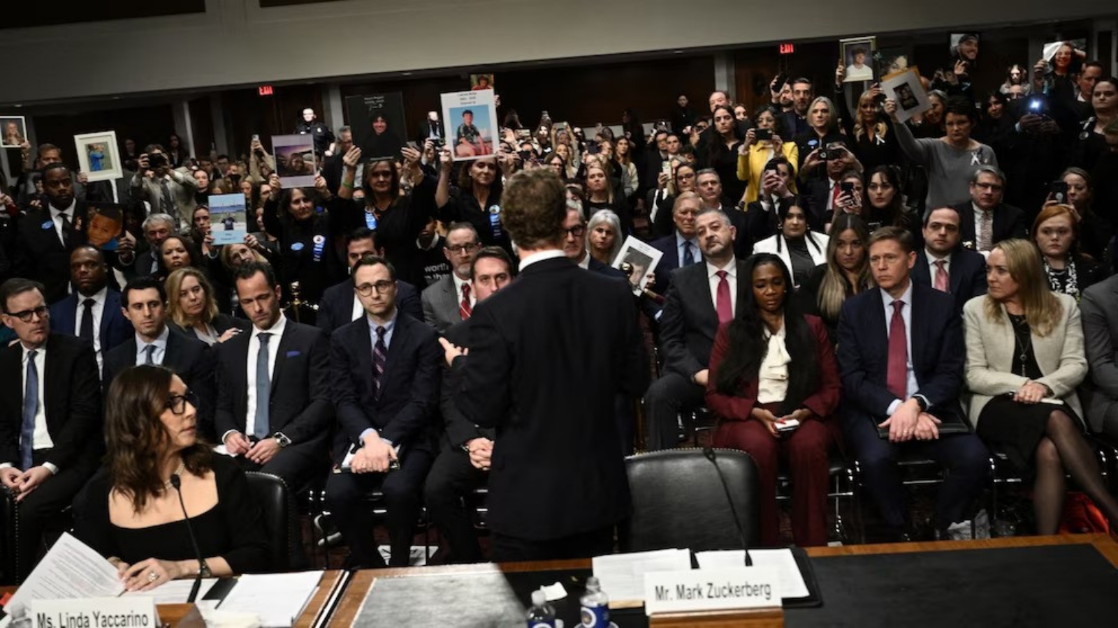 مؤسس فيسبوك مارك زاكربرغ خلال جلسة أمام الكونغرس الأميركي