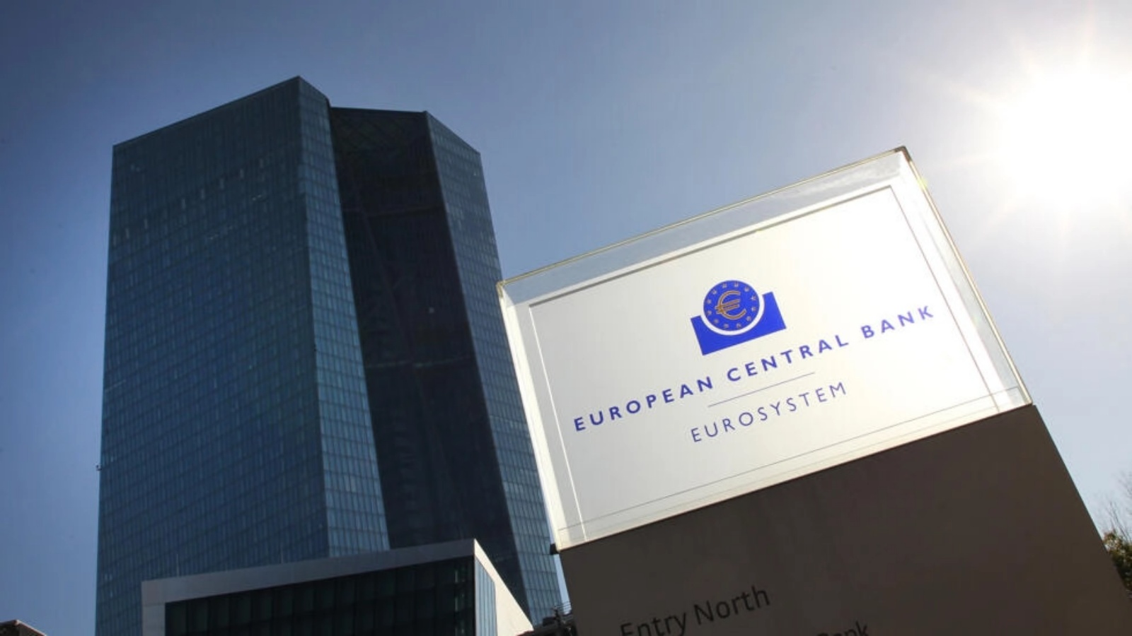 شعار البنك المركزي الأوروبي أمام مقره في فرانكفورت بغرب ألمانيا في 27 تشرين الأول (أكتوبر) 2022 