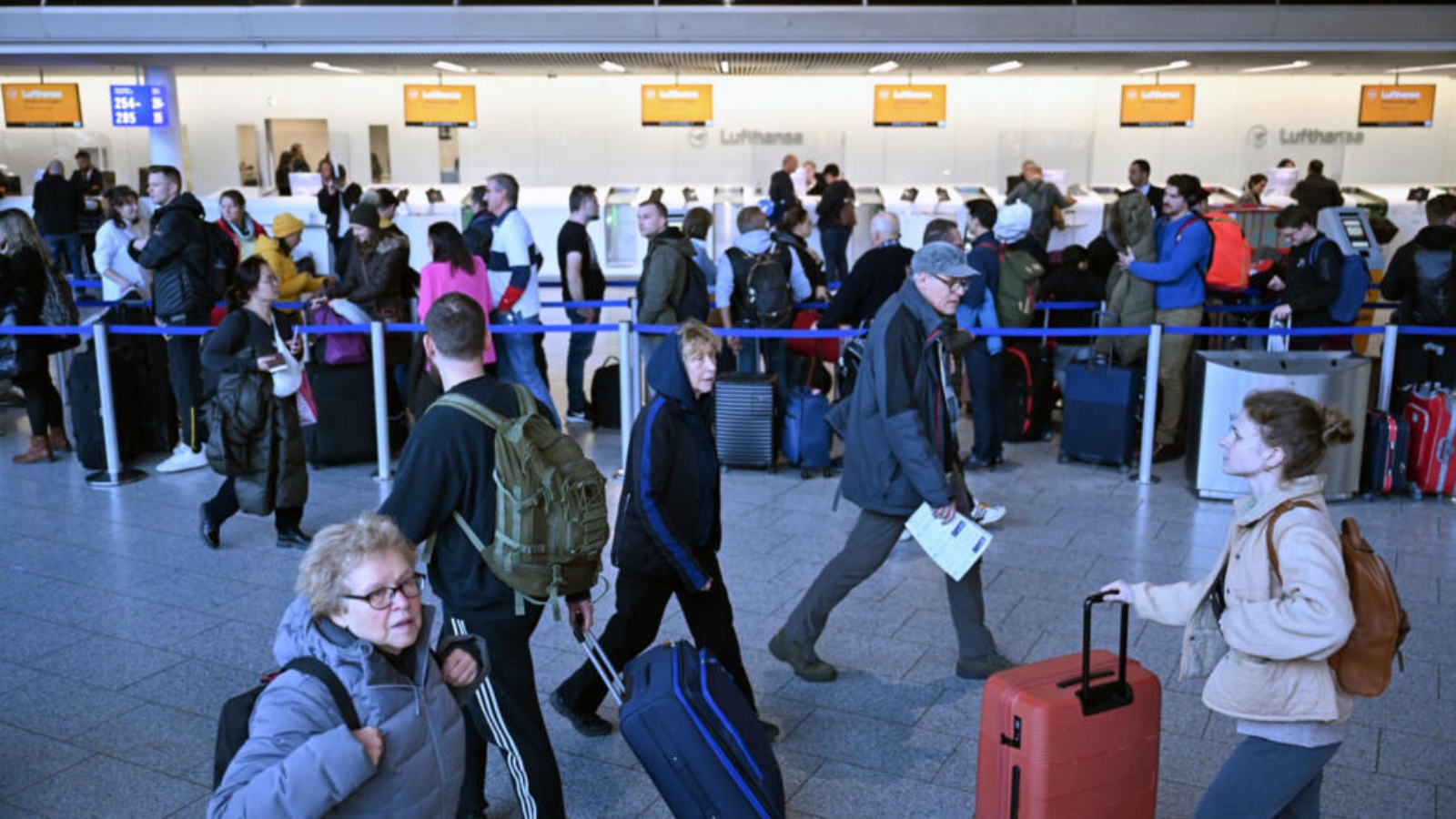 مسافرون في مطار فرانكفورت في الأول من شباط (فبراير) 2024 