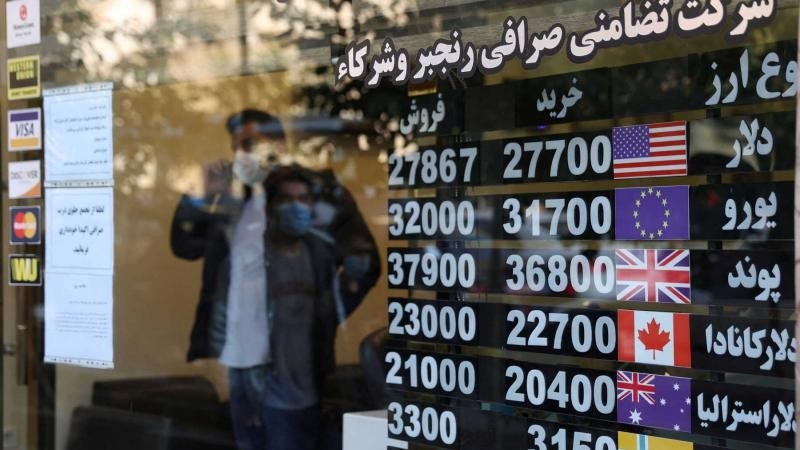 لوحة إلكترونية تظهر في محل صرف العملات في أحد شوارع طهران، إيران