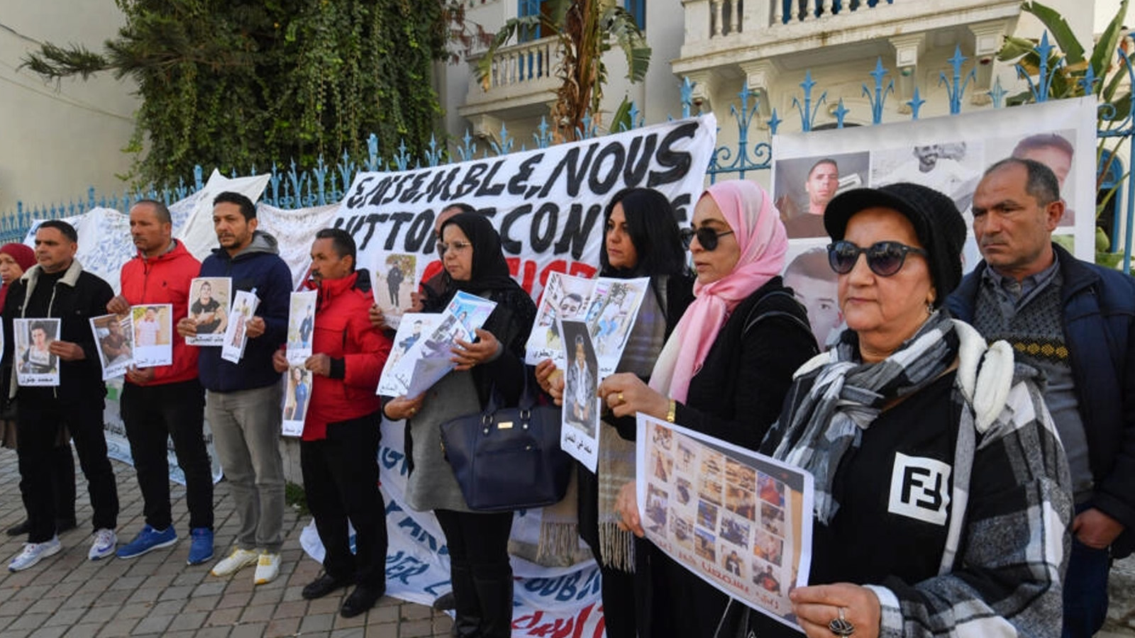 ذوو مهاجرين تونسيين مفقودين في تظاهرة في تونس في السادس من شباط (فبراير) 2024