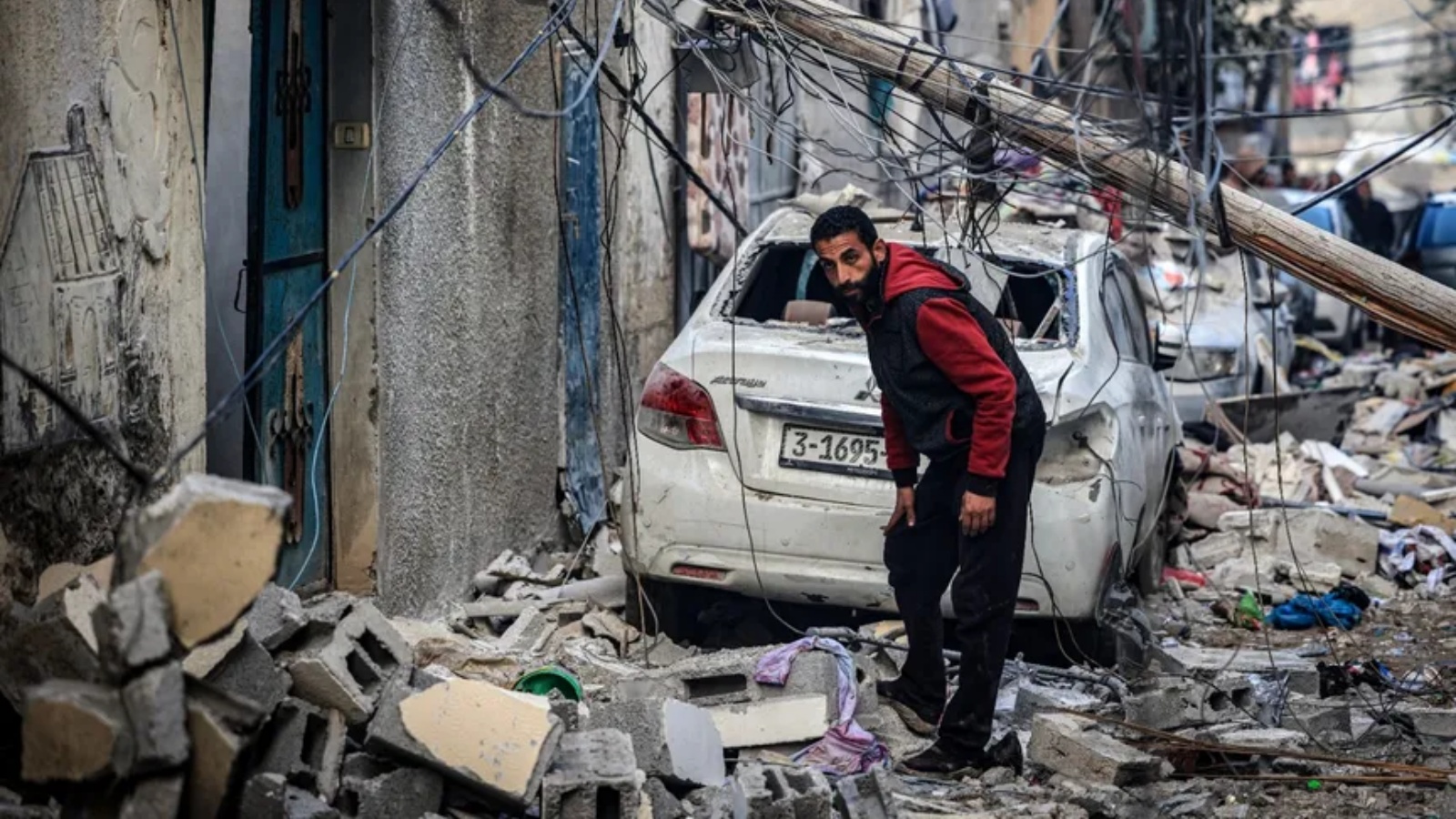 فلسطيني يقف وسط منازل دمرها القصف الإسرائيلي في رفح بجنوب قطاع غزة. 9 شباط (فبراير) 2024