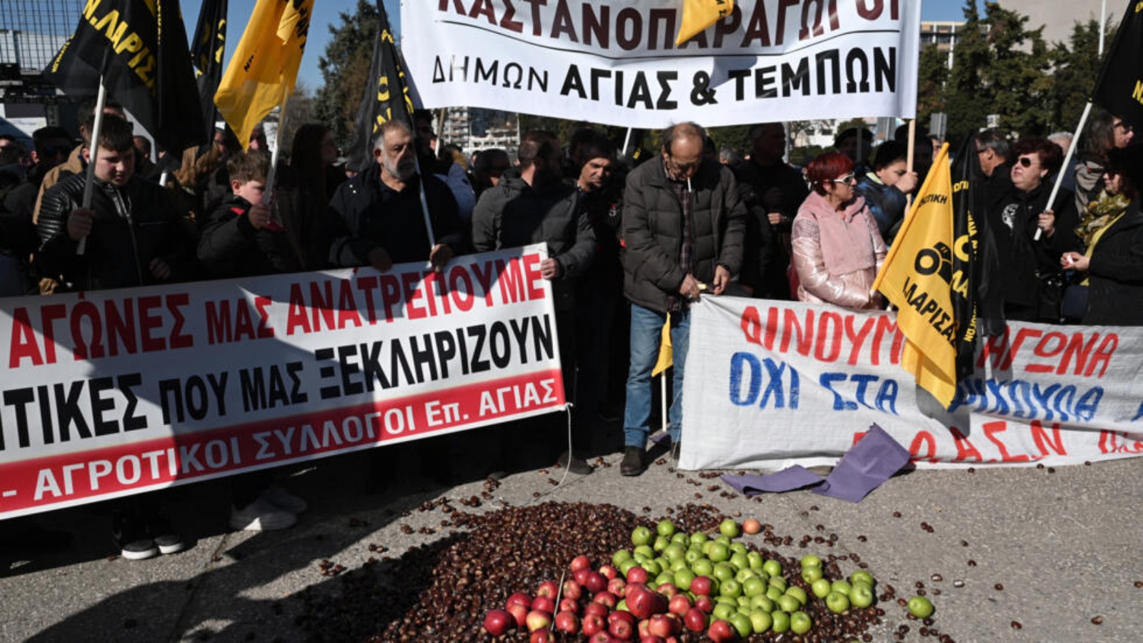 مزارعون يرمون الكستناء والتفاح الفاسد في معرض أغروتيكا الزراعي في سالونيكي في 3 شباط (فبراير) 2024 احتجاجًا على ارتفاع تكاليف التشغيل والإنتاج