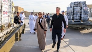 كاميرون والوزيرة القطرية لولوة الخاطر يطلعان علن نقل مساعدات بريطانية على طائرة قطرية