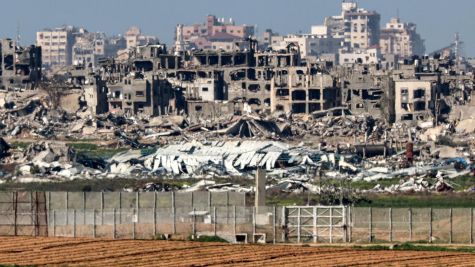 مبان مدمّرة في قطاع غزة مصوّرة من موقع قرب الحدود مع جنوب إسرائيل في 31 كانون الثاني (يناير) 2024 