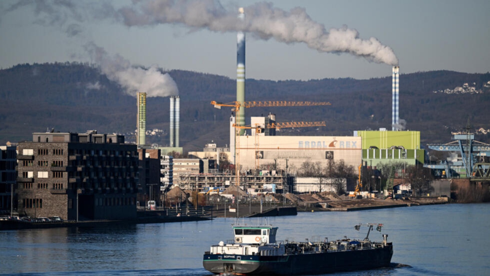 سفينة تجارية في نهر الراين أمام منطقة صناعية في غرب ألمانيا في 9 كانون الثاني (يناير) 2024