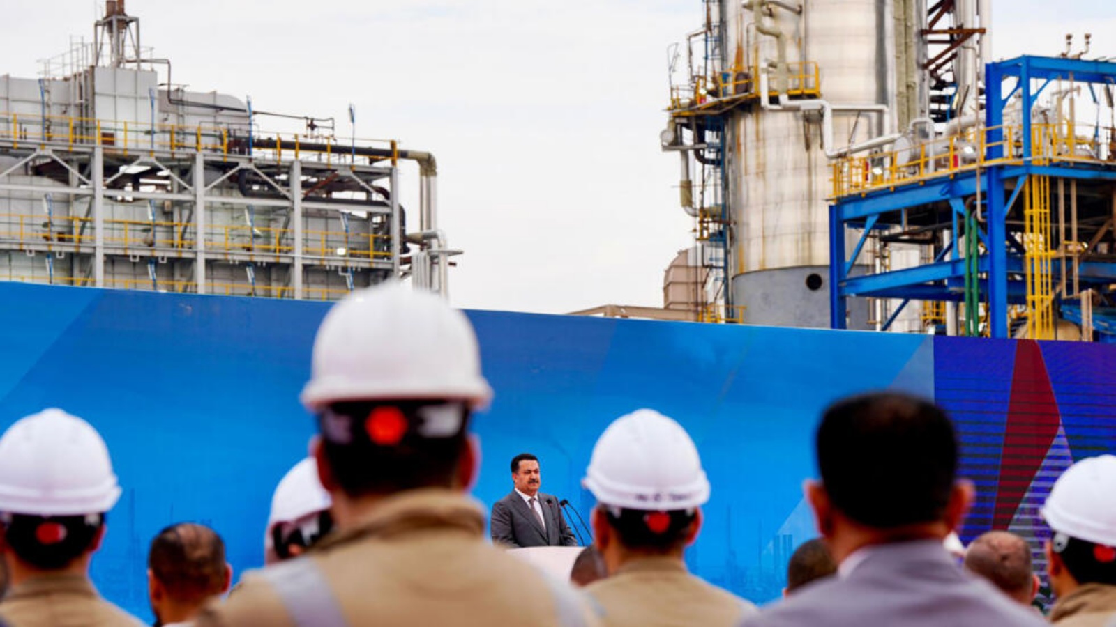 رئيس الوزراء العراقي محمد شياع السوداني متحدثا امام عمال لمناسبة اعادة افتتاح مصفاة لتكرير النفط في بيجي في 23 شباط (فبراير) 2024