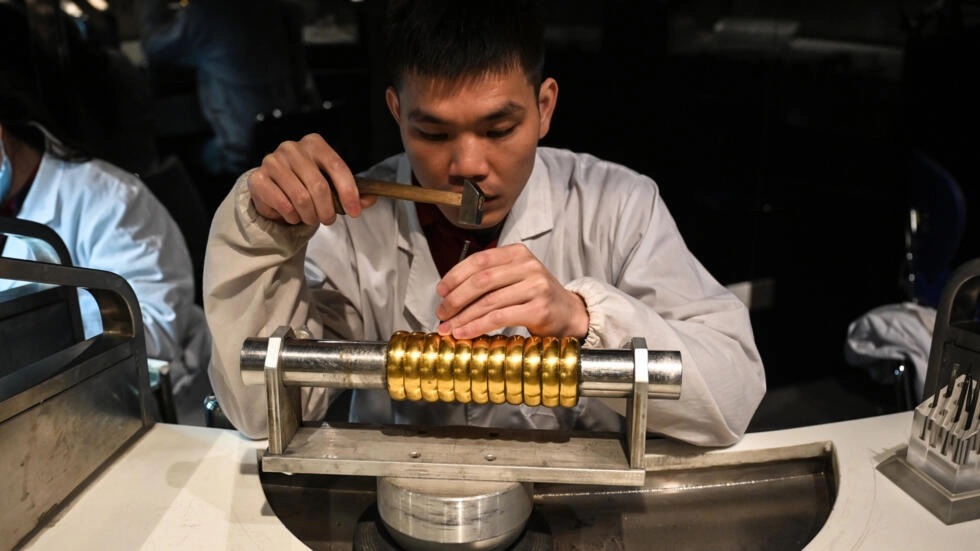 صائغ في ورشة للذهب والمجوهرات في مدينة فوشان بمقاطعة غوانغدونغ الصينية في 26 كانون الثاني (يناير) 2024