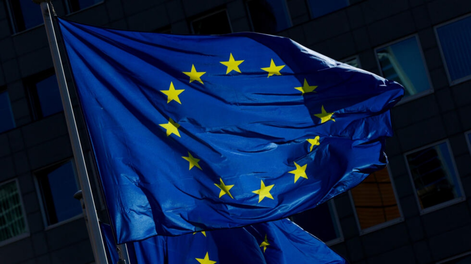 علم الاتحاد الاوروبي أمام مقر المفوضية في بروكسل في 11 أيار (مايو) 2022 