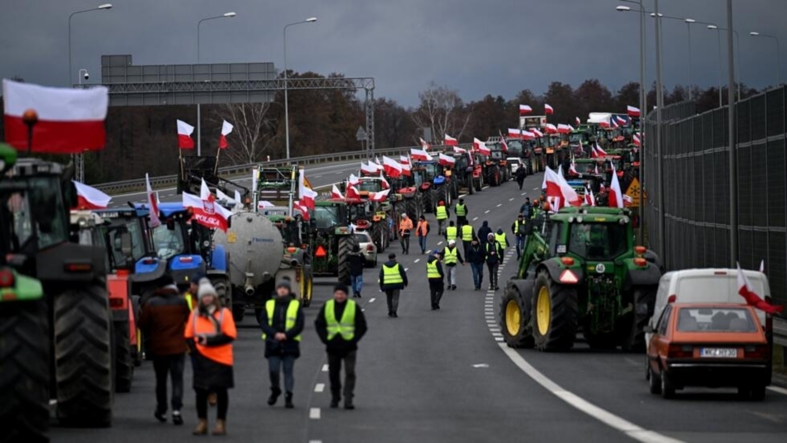مزارعون بولنديون يقطعون بجراراتهم الطريق السريعة بين وارسو ولوبلين احتجاجا على المنافسة الاوكرانية غير العادلة في 20 شباط (فبراير) 2024 