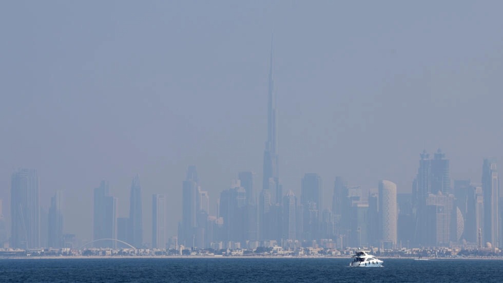ناطحات سحاب في دبي بينها برج خليفة، وسط ضباب في 10 كانون الأول/ديسمبر 2023