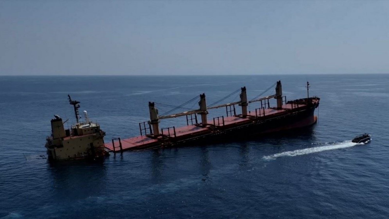صورة نشرتها قناة الجمهورية اليمنية في 26 شباط 2024، وتظهر سفينة الشحن روبيمار وهي تغرق قبالة سواحل اليمن
