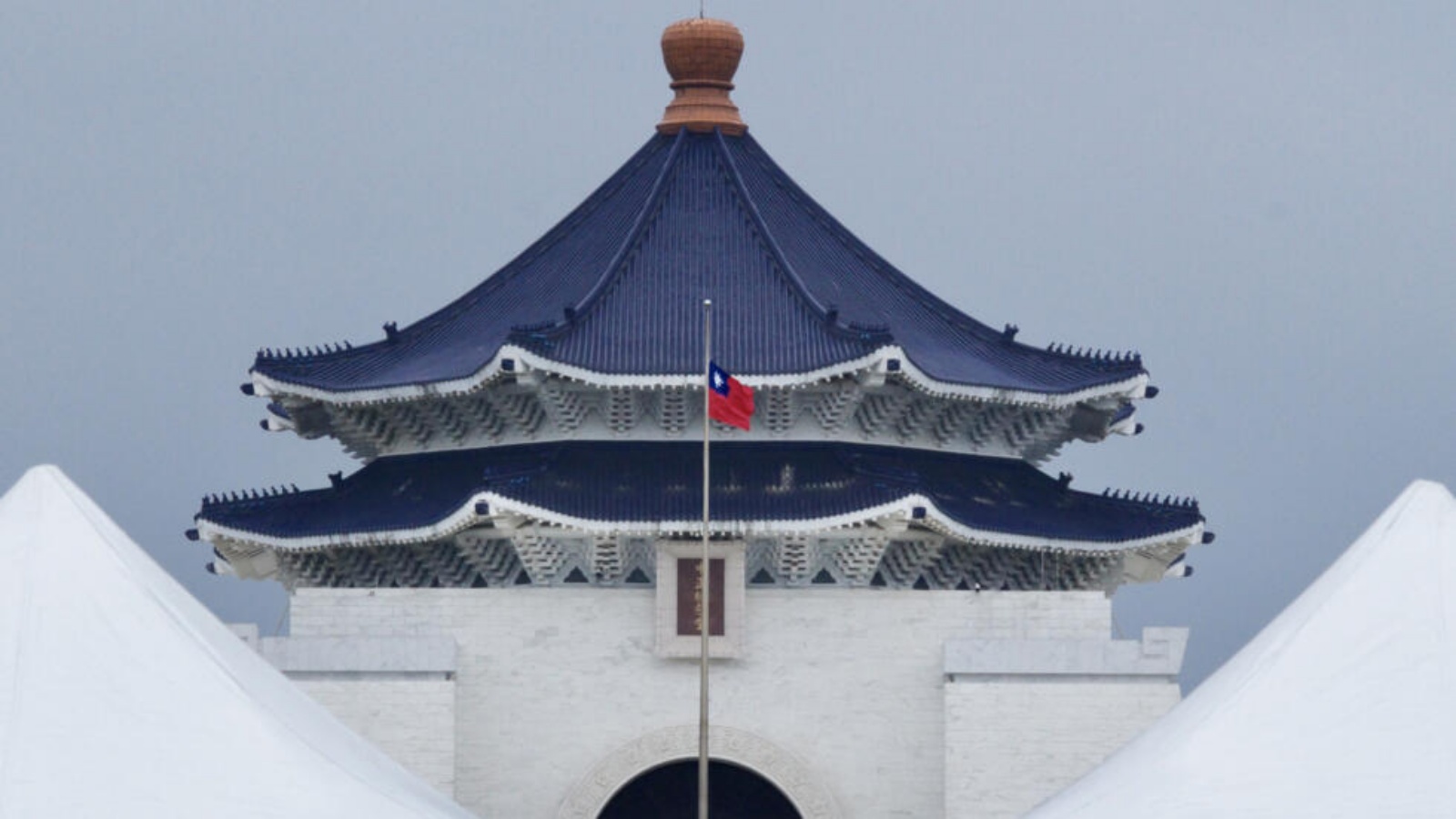 تنكيس علم تايوان أمام نصب تذكاري في ذكرى أحداث شباط (فبراير) 1947، الخميس 28 شباط (فبراير) 2024 