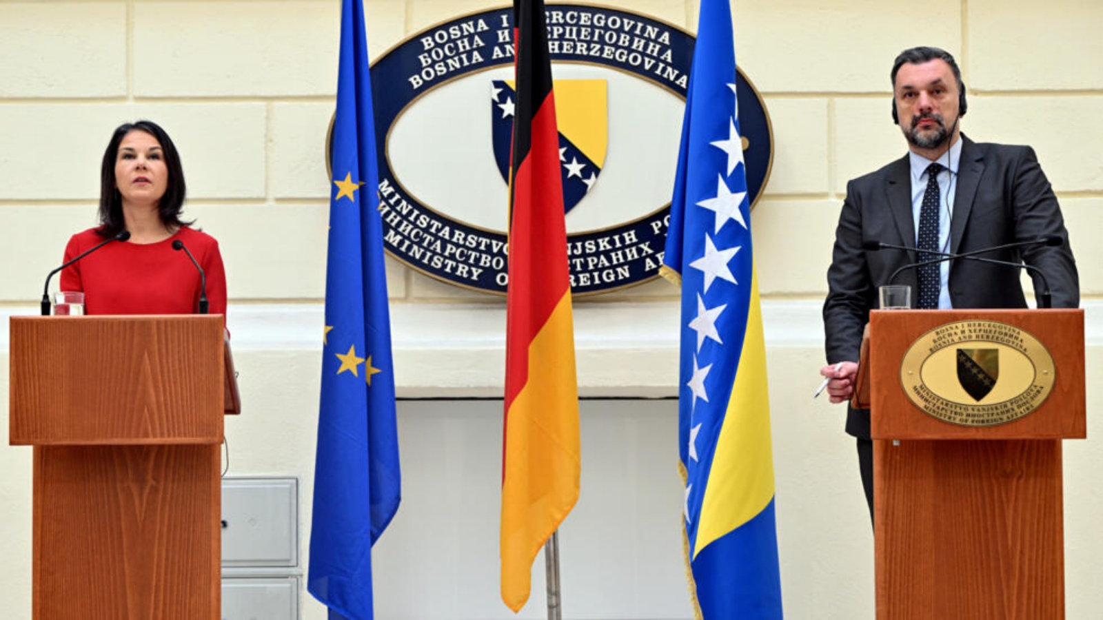 وزير خارجية البوسنة علم الدين كوناكوفيتش ونظيرته الألمانية أنالينا بيربوك خلال مؤتمر صحافي في ساراييفو الثلاثاء 5 آذار (مارس) 2024 