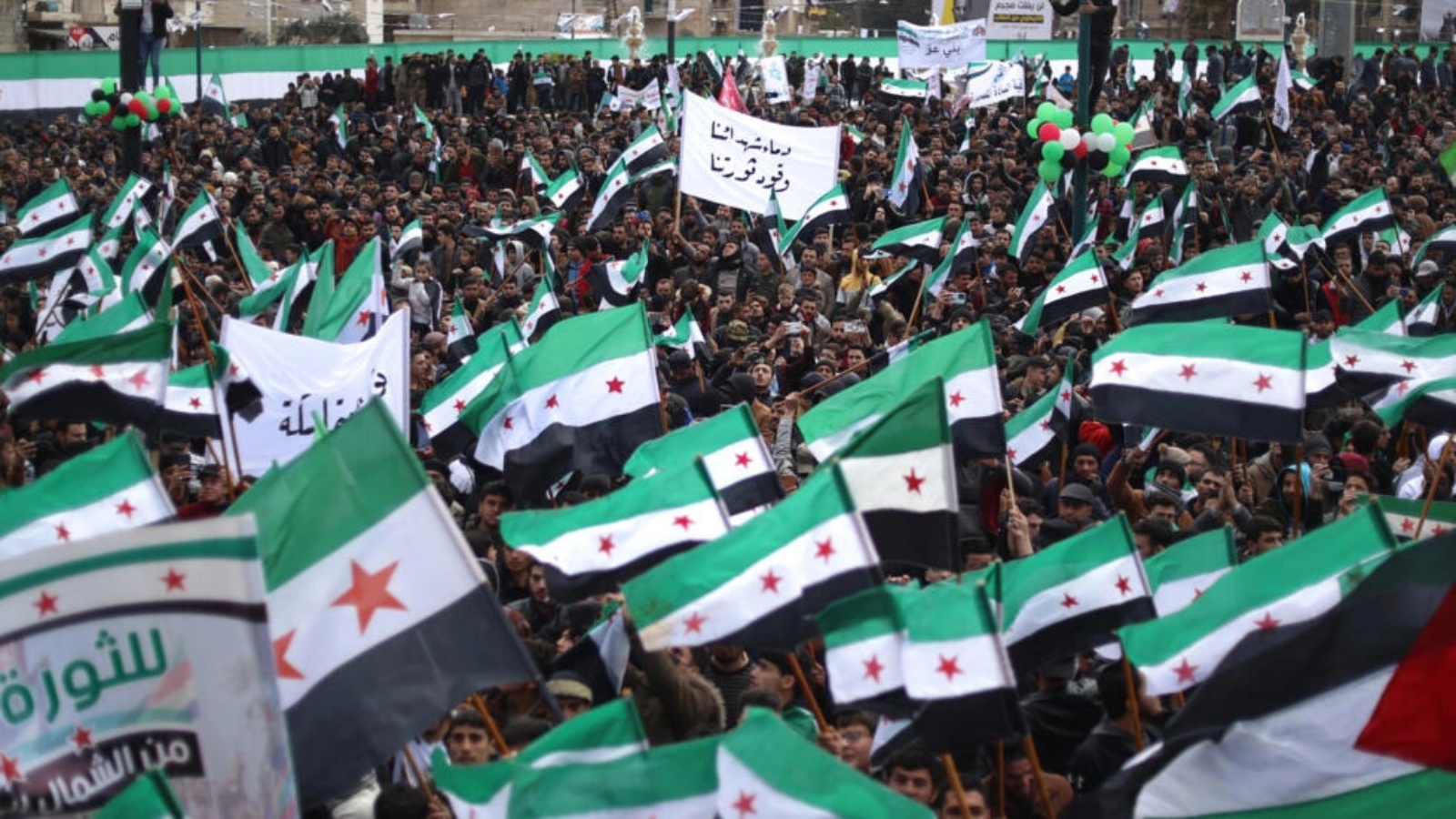 متظاهرون سوريون في ادلب يحيون الذكرى ال13 لانتفاضتهم على النظام في 15 آذار (مارس) 2024 