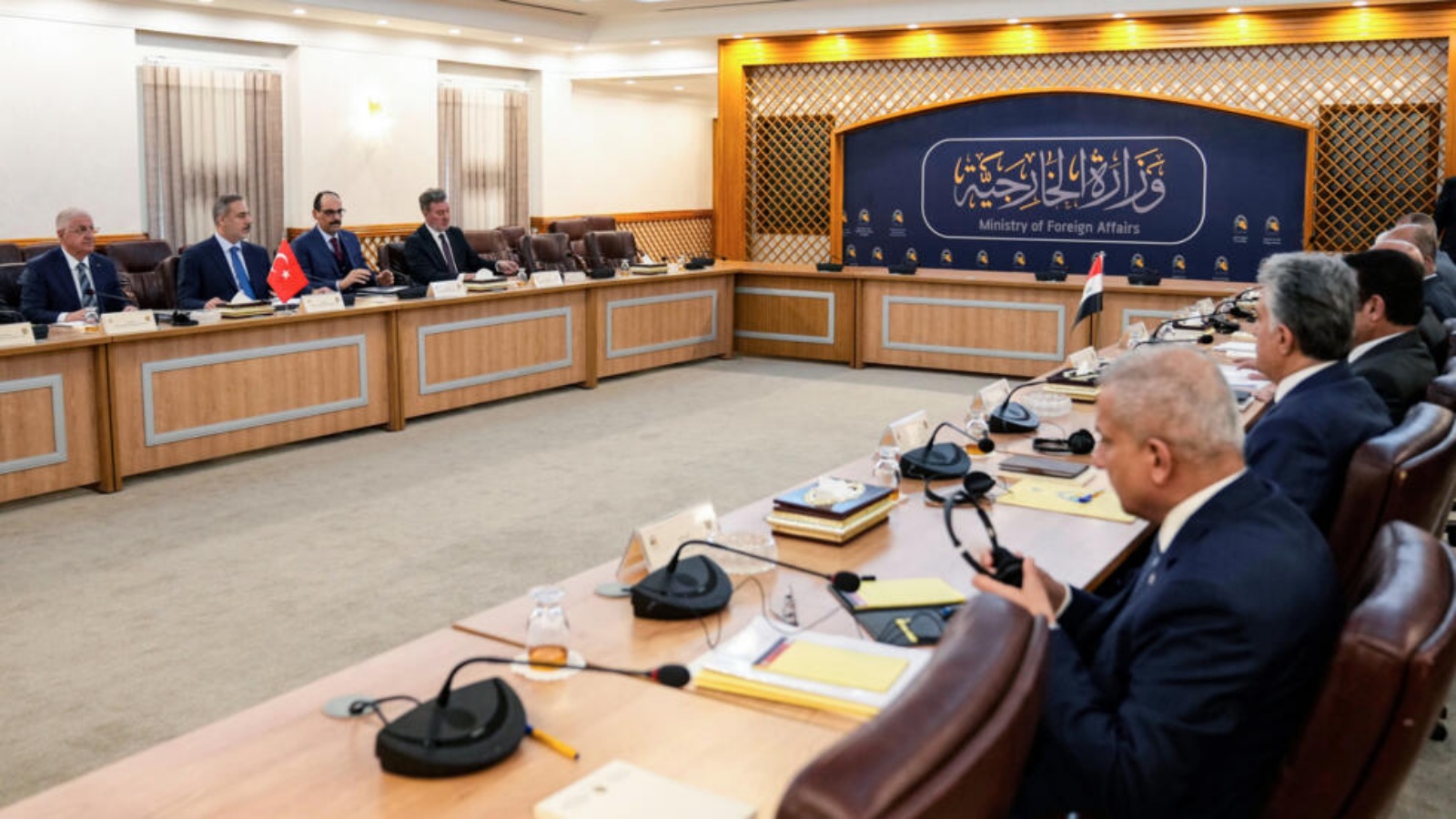 وزير الخارجية العراقي ومسؤولون عراقيون خلال اجتماع مع وفد تركي في بغداد في 14 آذار (مارس) 2024 