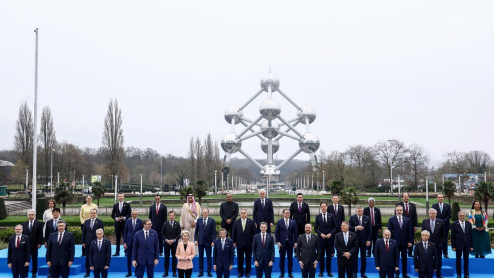 صور جماعية لقادة وممثلين عن دول العالم خلال قمة بروكسل بتاريخ 21 آذار (مارس) 2024 