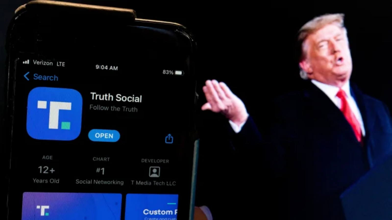 صورة للرئيس السابق دونالد ترامب بجوار شاشة الهاتف التي تعرض تطبيق Truth Social، في واشنطن العاصمة، في 21 شباط (فبراير) 2022