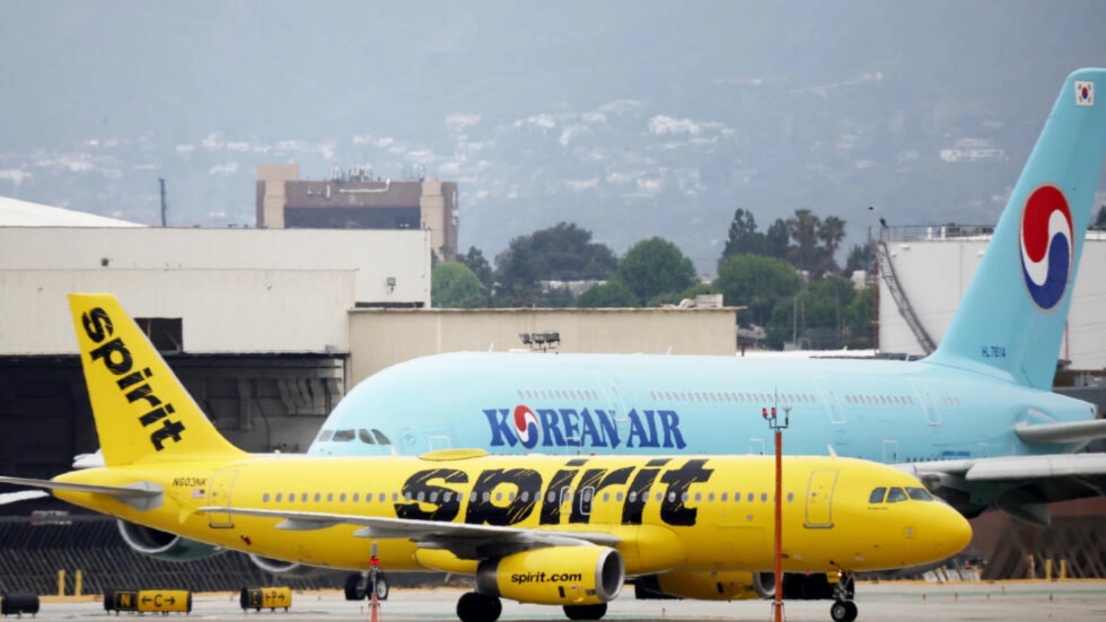 طائرة كوريا للطيران في مطار لوس أنجليس بتاريخ 1 حزيران (يونيو) 2023 
