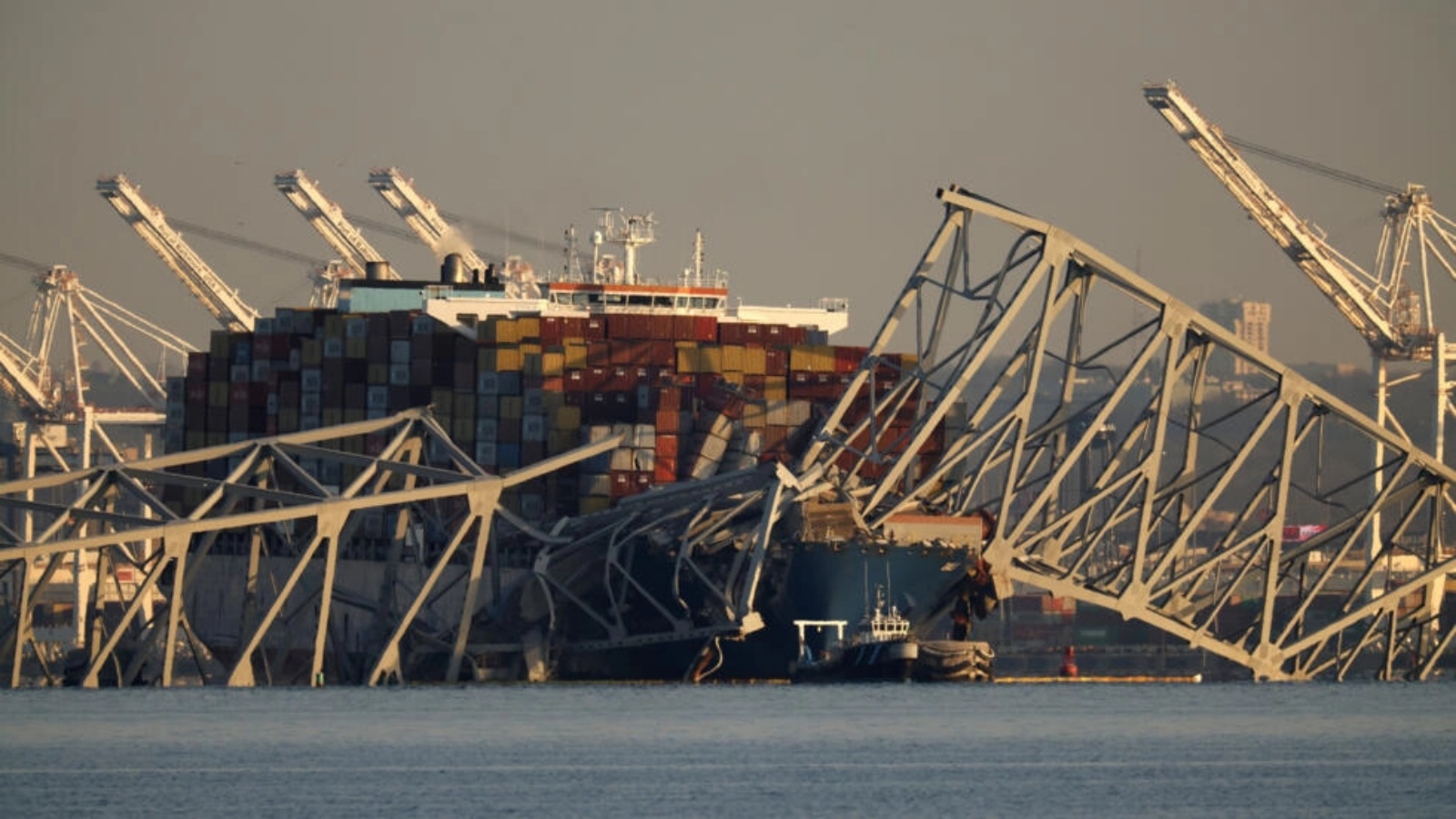 سفينة الشحن دالي في 29 آذار (مارس) 2024، بعد أيام على اصدامها بجسر فرانسيس سكوت كي في بالتيمور 
