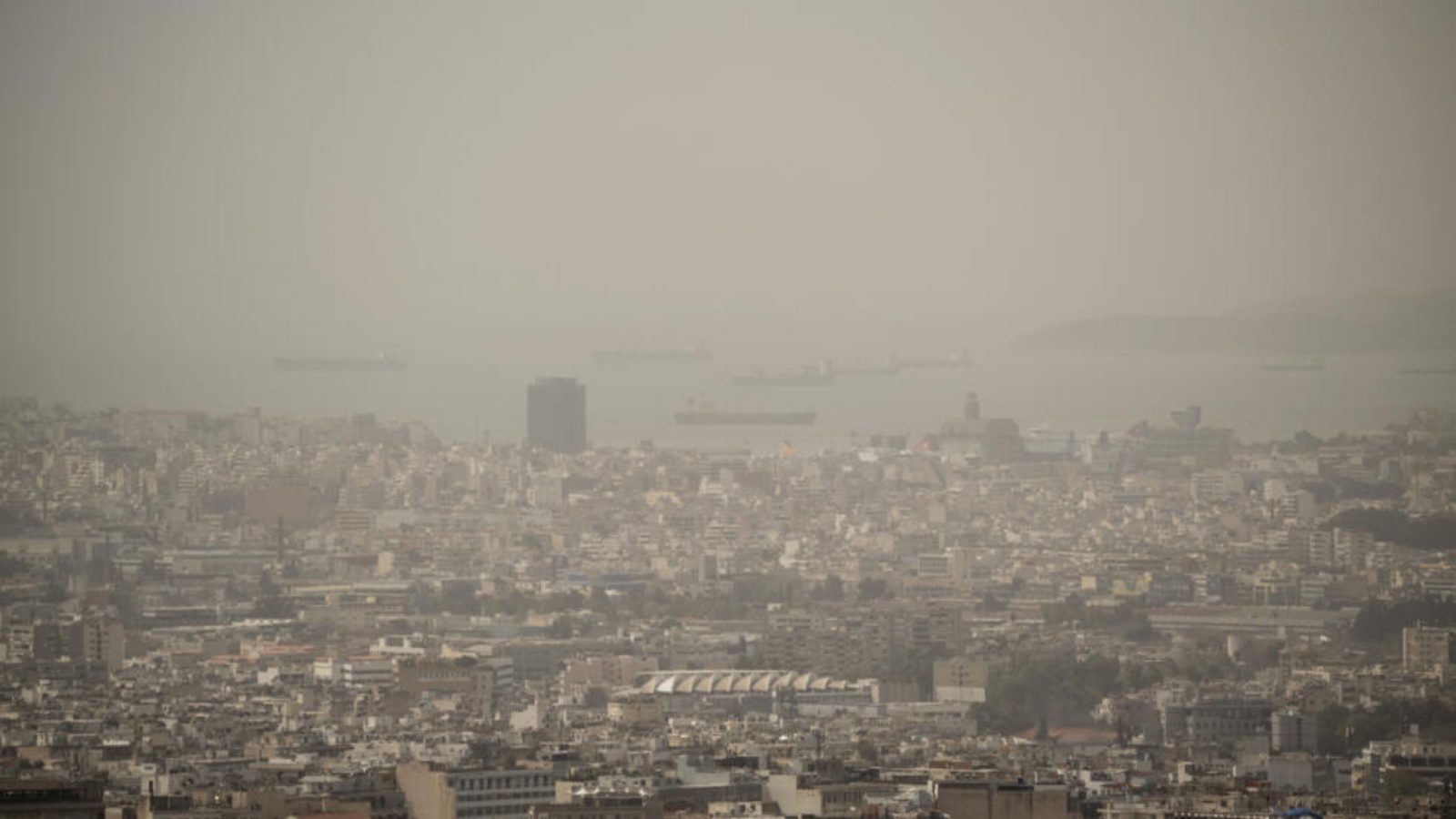 مدينة أثينا تلفها سحب الغبار الآتية من الصحراء الكبرى. 27 آذار (مارس) 2024