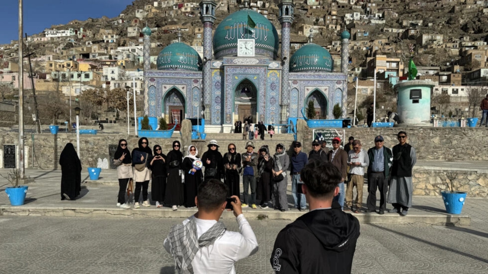سياح تايلانديون يلتقطون صورة جماعية في 25 آذار (مارس) 2024 أمام مسجد كارت ساخي في كابول 