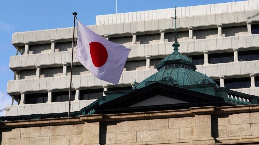 العلم الياباني يرفرف عند مقر بنك اليابان المركزي في طوكيو في 23 كانون الثاني/يناير 2024