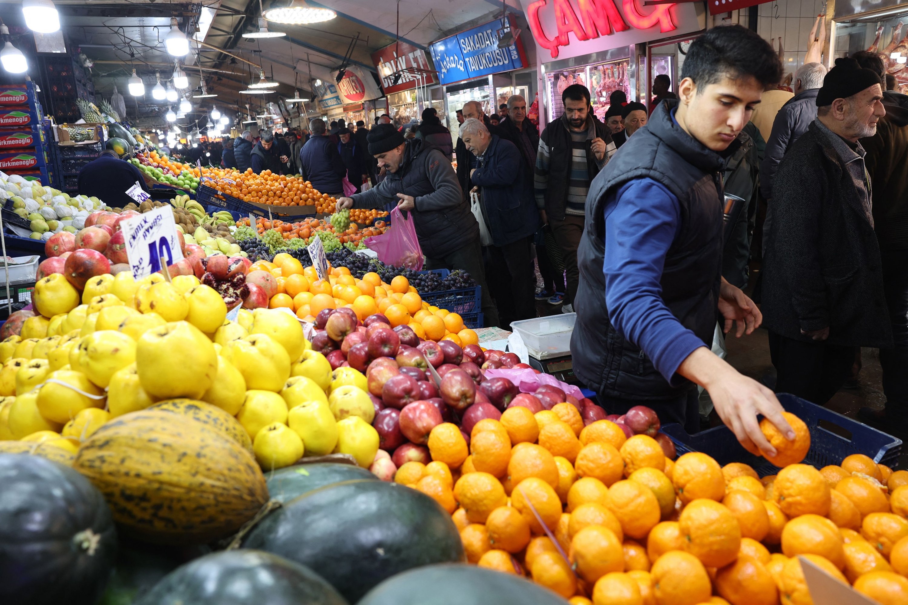 سوق الخضروات والفواكه في منطقة أولوس التاريخية في أنقرة، تركيا